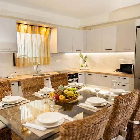 Alkioni Suites, Beachfront, With Mountain View דירה *