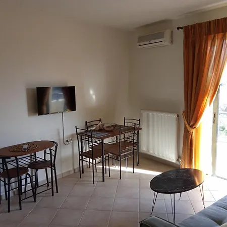 Alkioni Suites, Beachfront, With Mountain View 아파트
