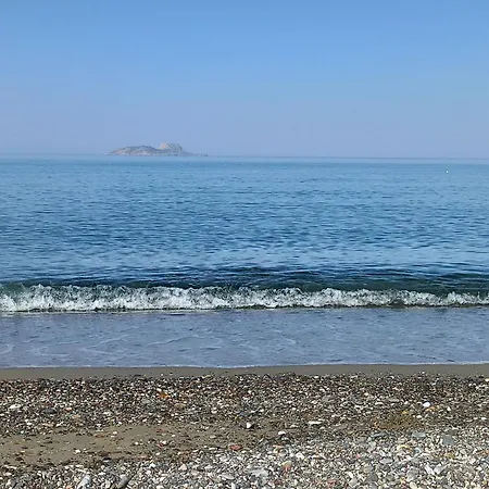 아파트 Alkioni Suites, Beachfront, With Mountain View *