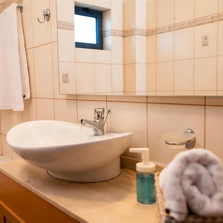 Alkioni Suites, Beachfront, With Mountain View 아파트